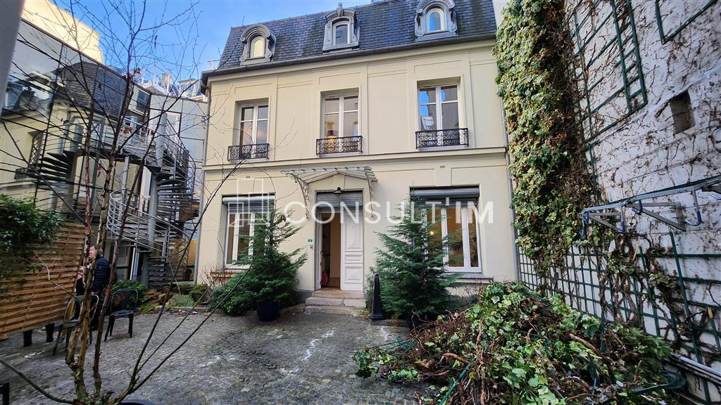 Bureaux à louer dans un bel immeuble indépendant avec cour intérieur de 124m²