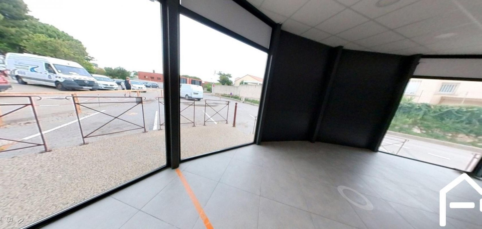 ( poussan 34560 ) Bureaux  rdc  100 m2  avec parking. sortie A9 à 2 km