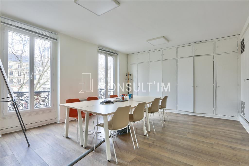 bureaux à louer avec balcon filant