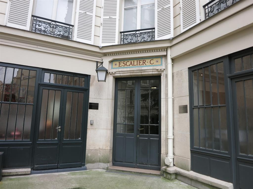 Locaux professionnels lumineux et fonctionnels avec parquet et cheminées