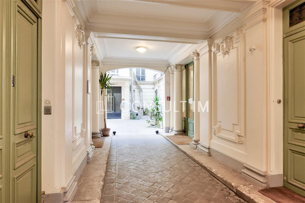 Bureaux calme sur cour proche Saint Philippe du Roule