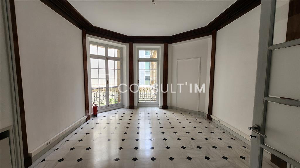 Au 1er étage, plateau de 210 m²