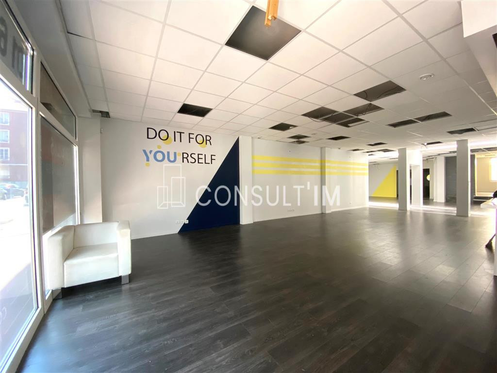 En location pure sans pas de porte ni cession, boutique de 308 m²