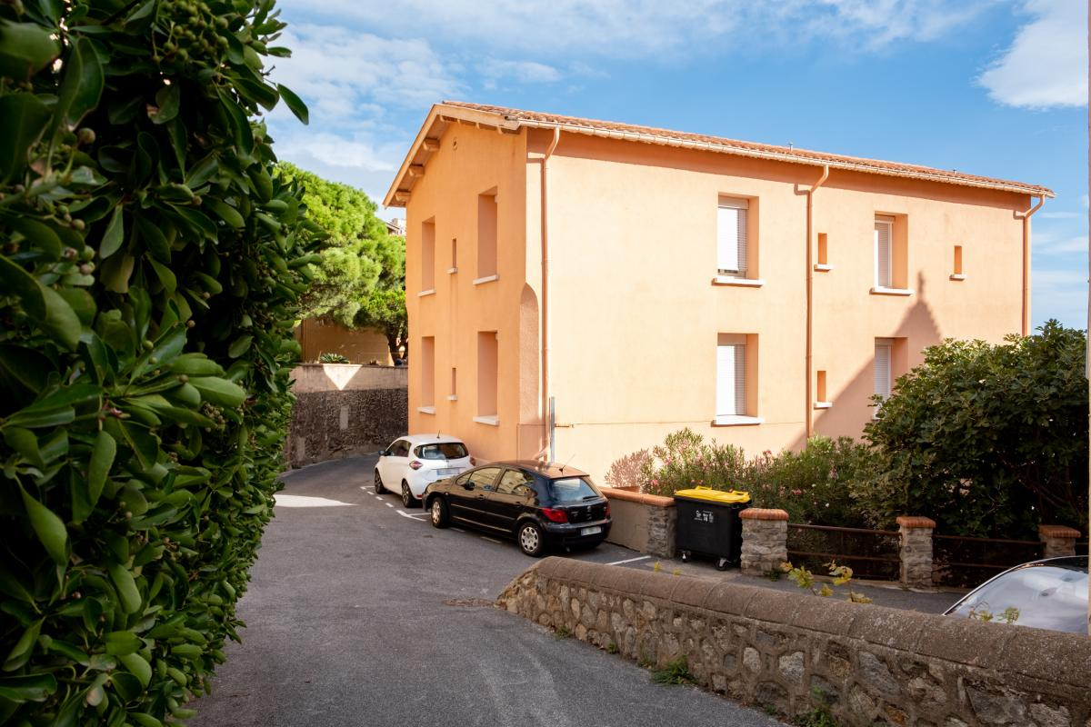 Immeuble avec vue mer- Centre ville de Cerbère