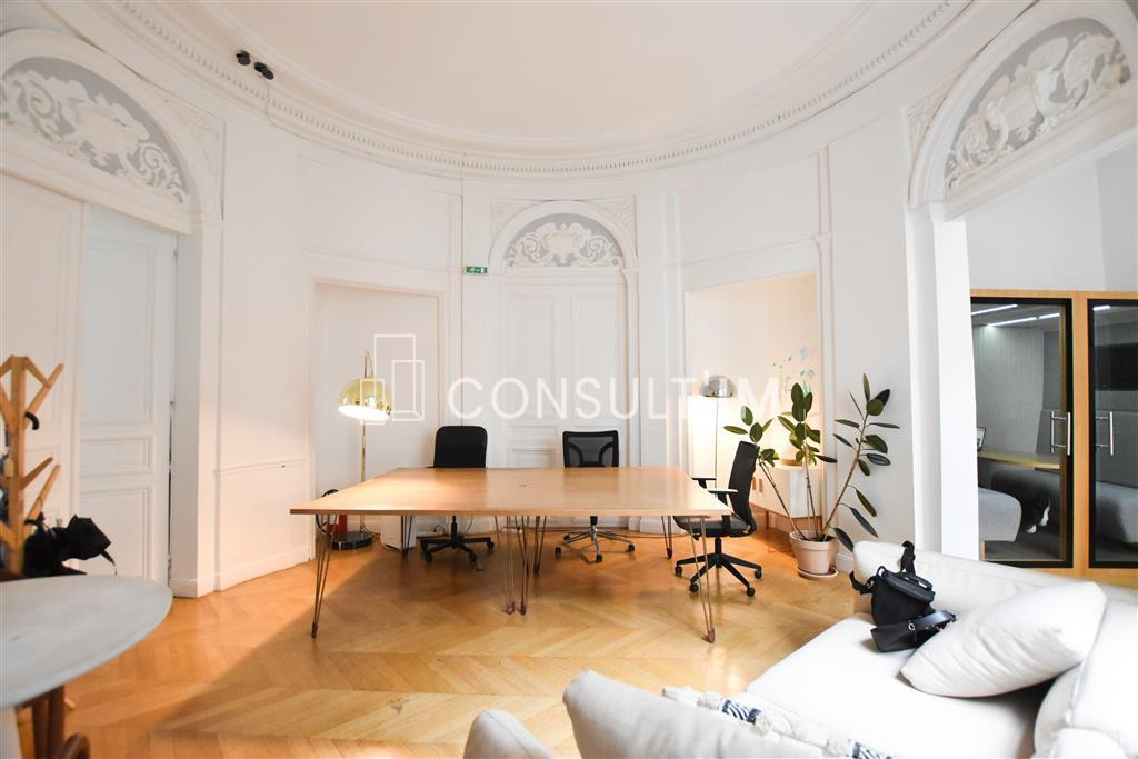 Magnifique bureaux avec belle hauteur sous plafond