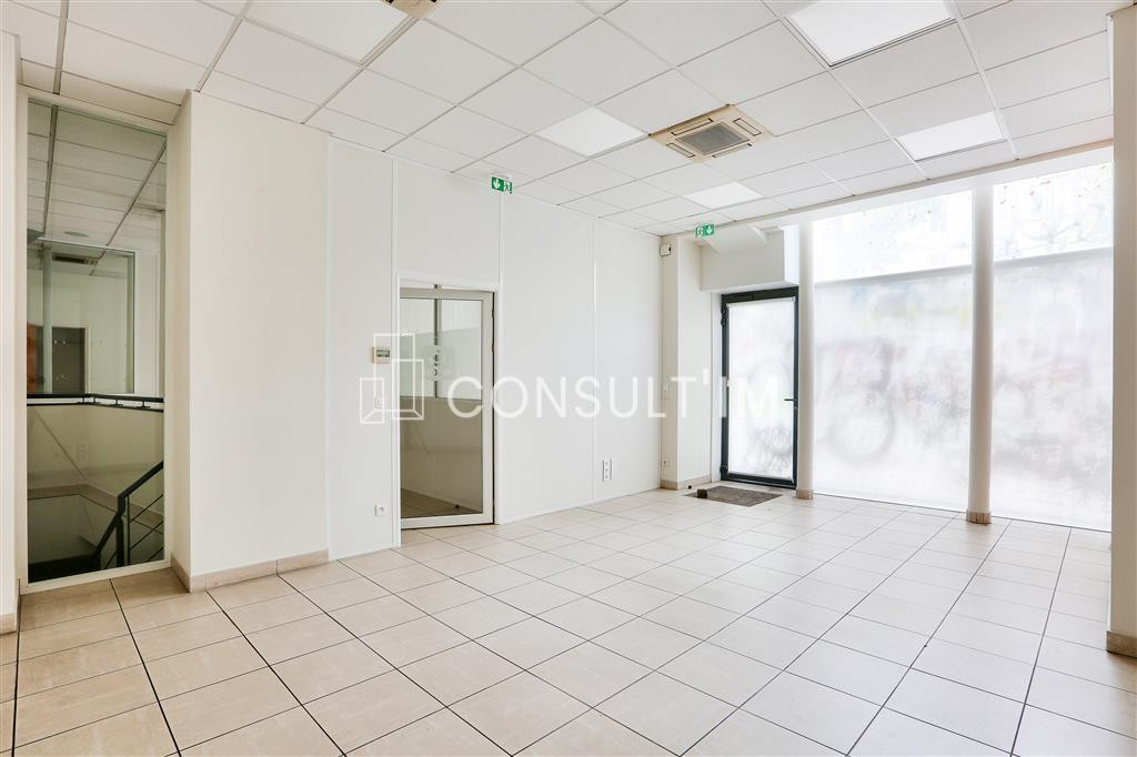 Boutique à louer avec un très beau linéaire de vitrine