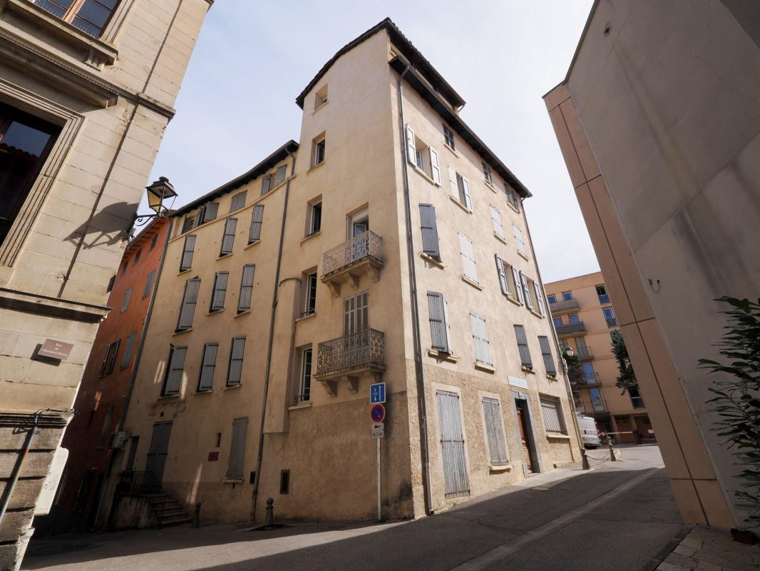 A VENDRE A DIGNE LES BAINS LOT DE 15 APPARTMENTS DONT 8 A RENOVER , PLEIN CENTRE VILLE