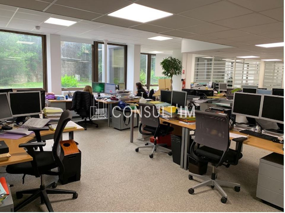 Dans un complexe immobilier de bureaux au pied de l'A13 et du Pt de St Cloud