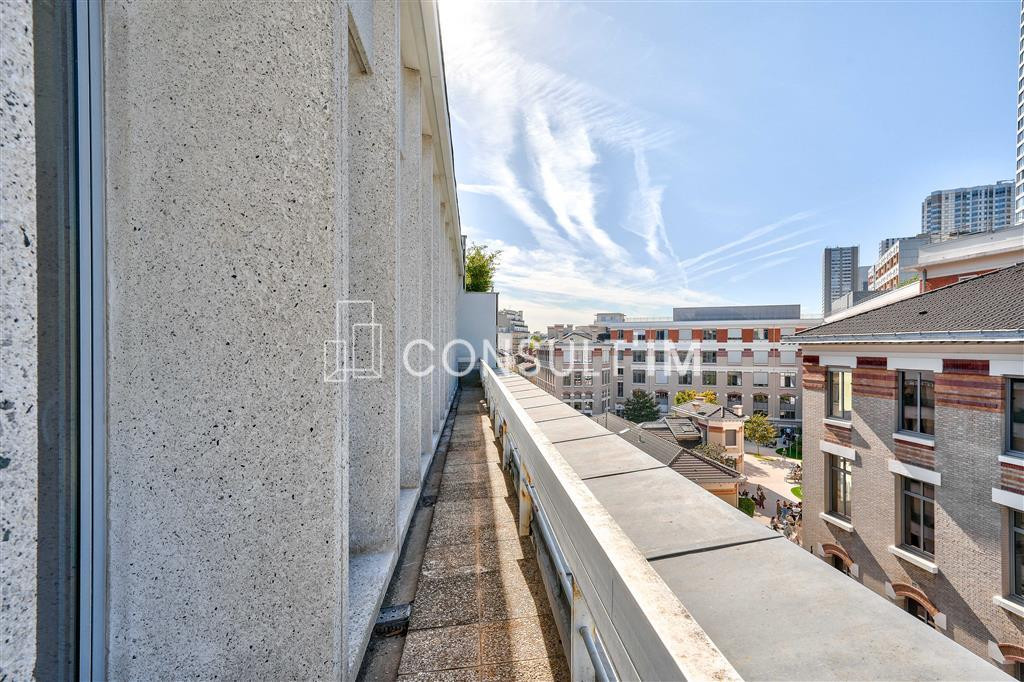 Plateau de bureaux en étage élevé livré rénové. Bureaux fonctionnels et lumineux