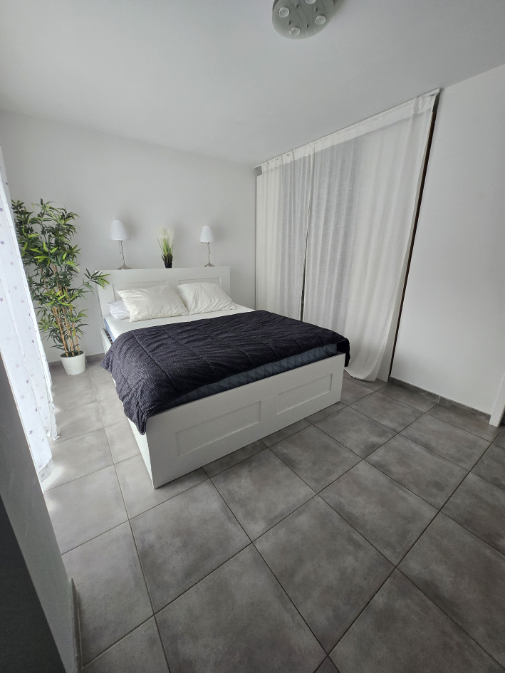Maison Californienne de 103m² mitoyenne en duplex, avec une seconde entrée indépendante, terrasse, jardin et 4 places de parking privés, dans mini résidence en zone pavillonnaire, au calme à La Ciotat