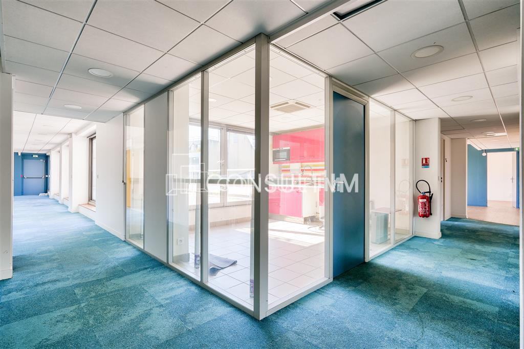 A proximité du métro Boulogne Jean Jaurès, à louer, bureaux de 300m² avec terrasse