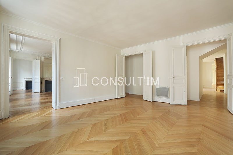 Adresse prestigieuse, bureaux avec parquet, moulures et cheminées