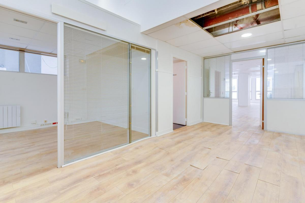 A vendre Local commercial idéalement situé , Paris 9 refait à neuf