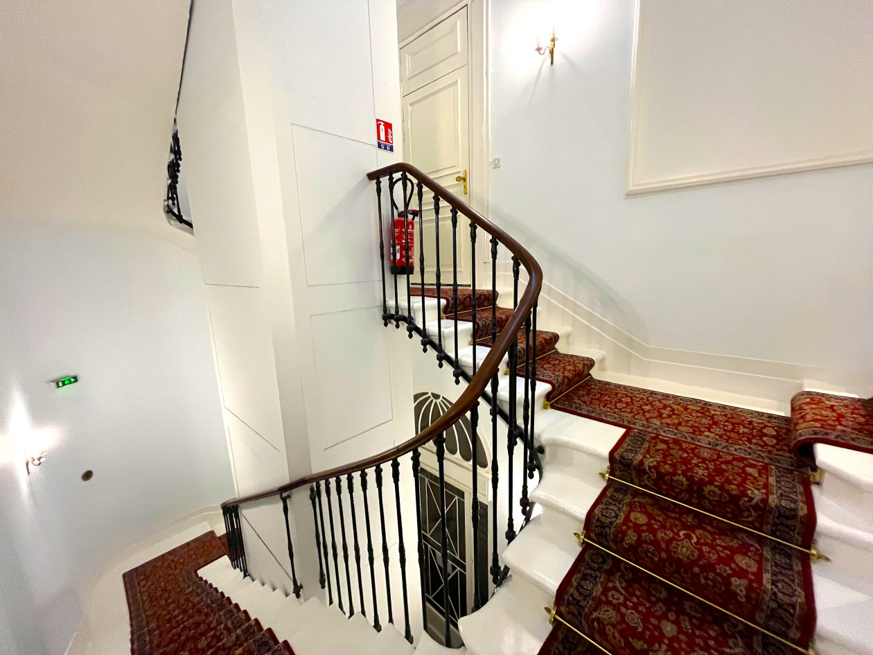 BORDEAUX CENTRE LOCATION BUREAUX RÉNOVÉS 265 M² AVEC EXTÉRIEUR
