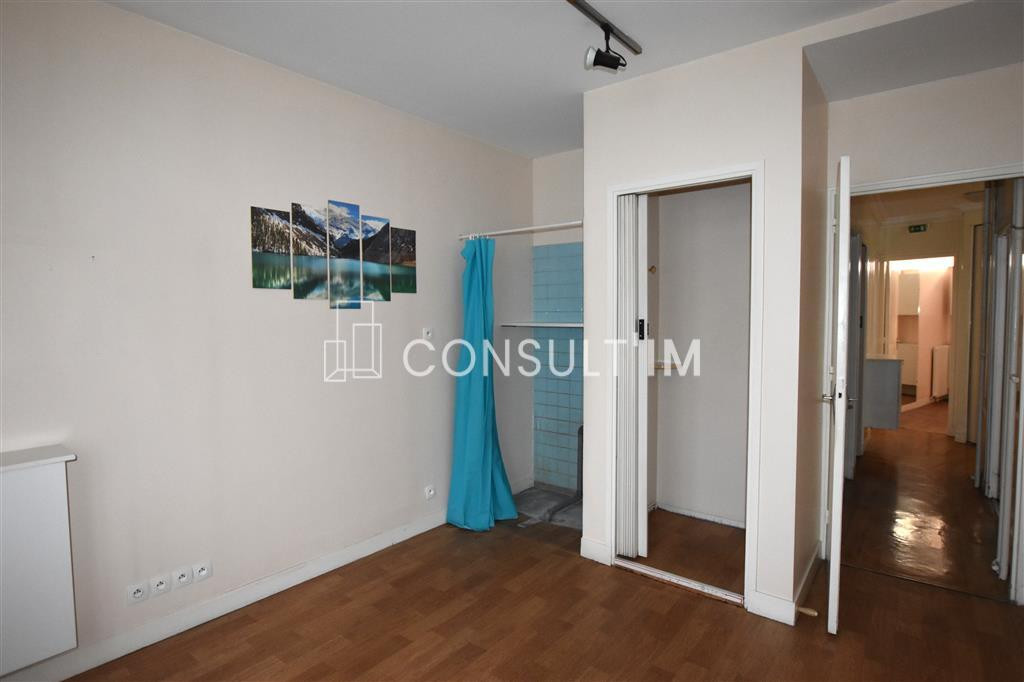 Dans le 16eme arrondissement, bureaux en rez-de-chaussée à louer