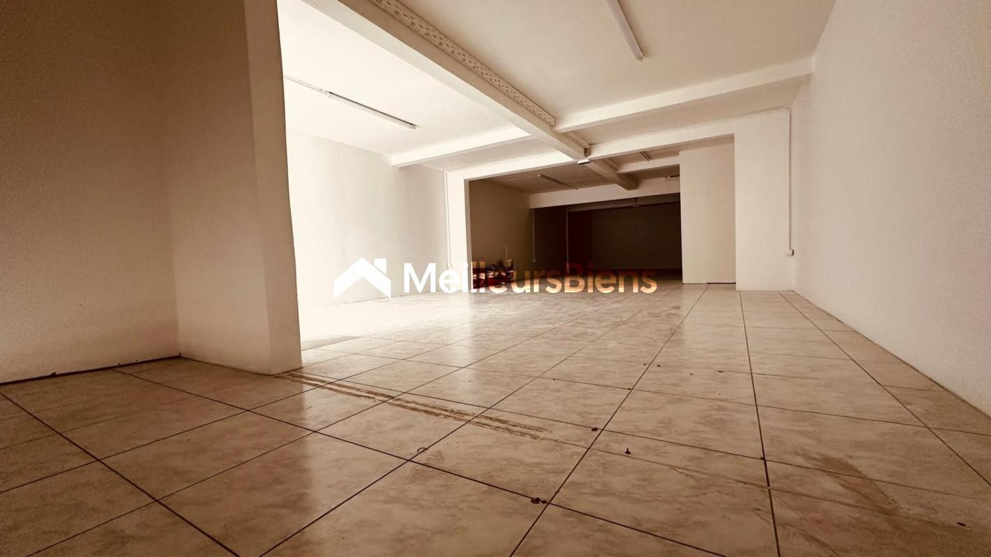 A LOUER GRAND LOCAL DE 106 M² RDC DANS IMMEUBLE AU LAMENTIN