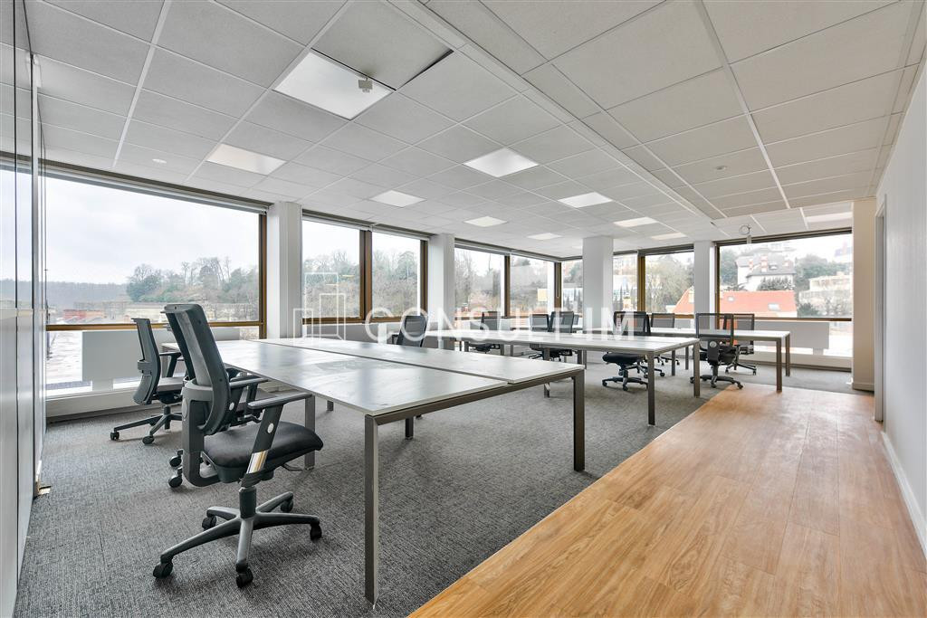 Dans un complexe immobilier de bureaux au pied de l'A13 et du Pont de St Cloud