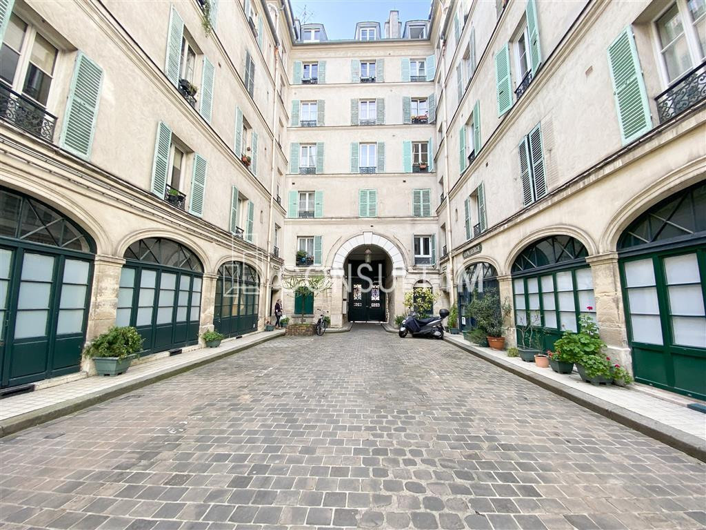 A proximité des gares, bureaux en rez-de-chaussée donnant sur charmante cour pavée