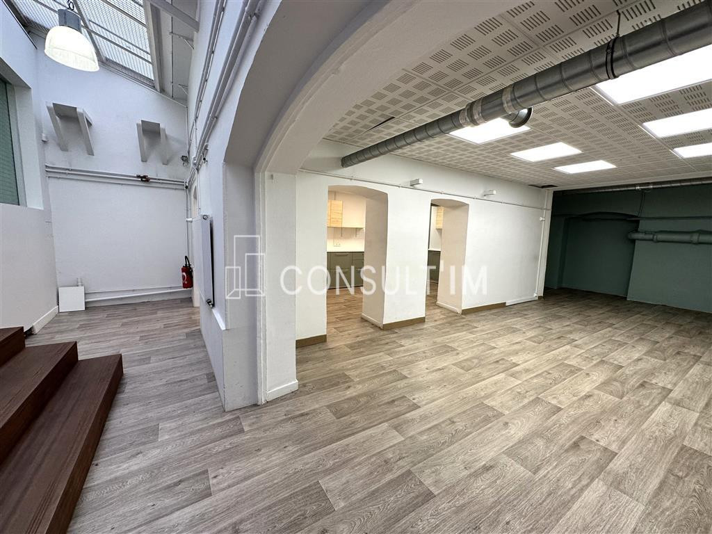 A louer bureaux atypique avec belle hauteur sous plafond