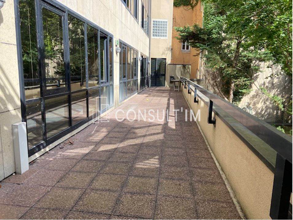 Au pied du métro Mairie d'Issy, ligne 12, 171 m² avec terrasse à louer