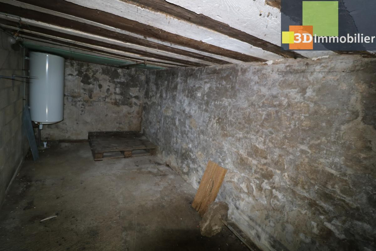 Vends petit immeuble en pierres, bon état avec 2 appartements de 56 et 58m² avec cave, petite cour au centre de Mont sous Vaudrey