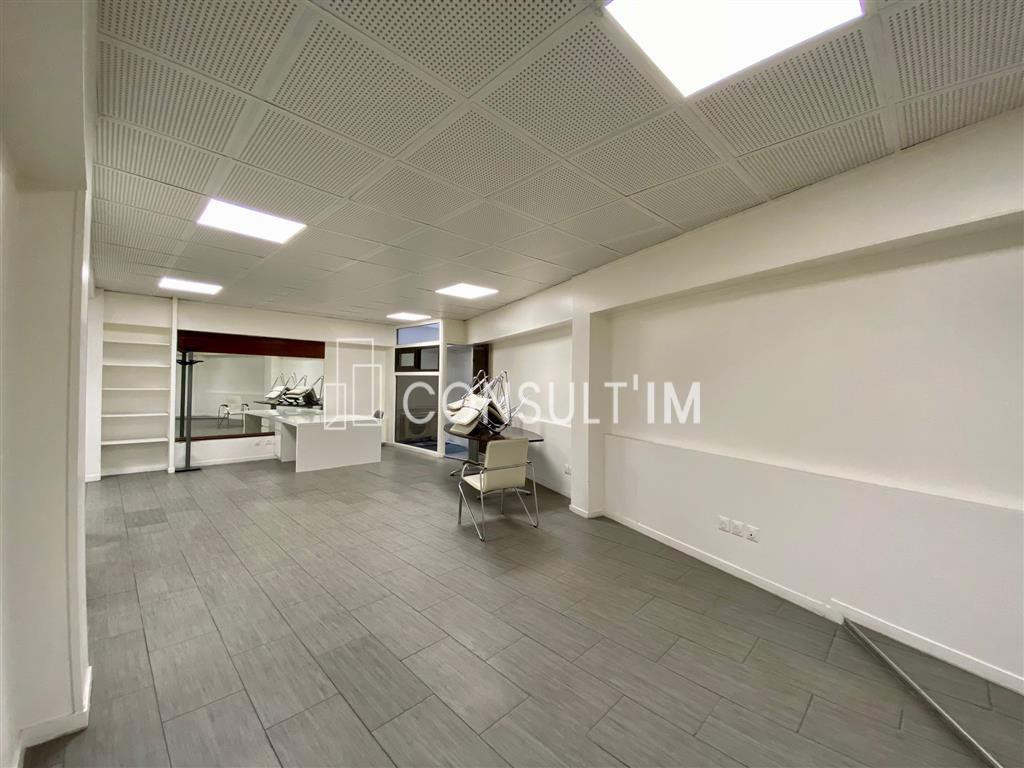 Au métro Porte de Champerret, bureaux en RDC en bon état