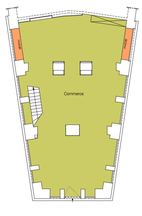 Métro Europe, à louer une boutique d'angle de 131m² en parfait état