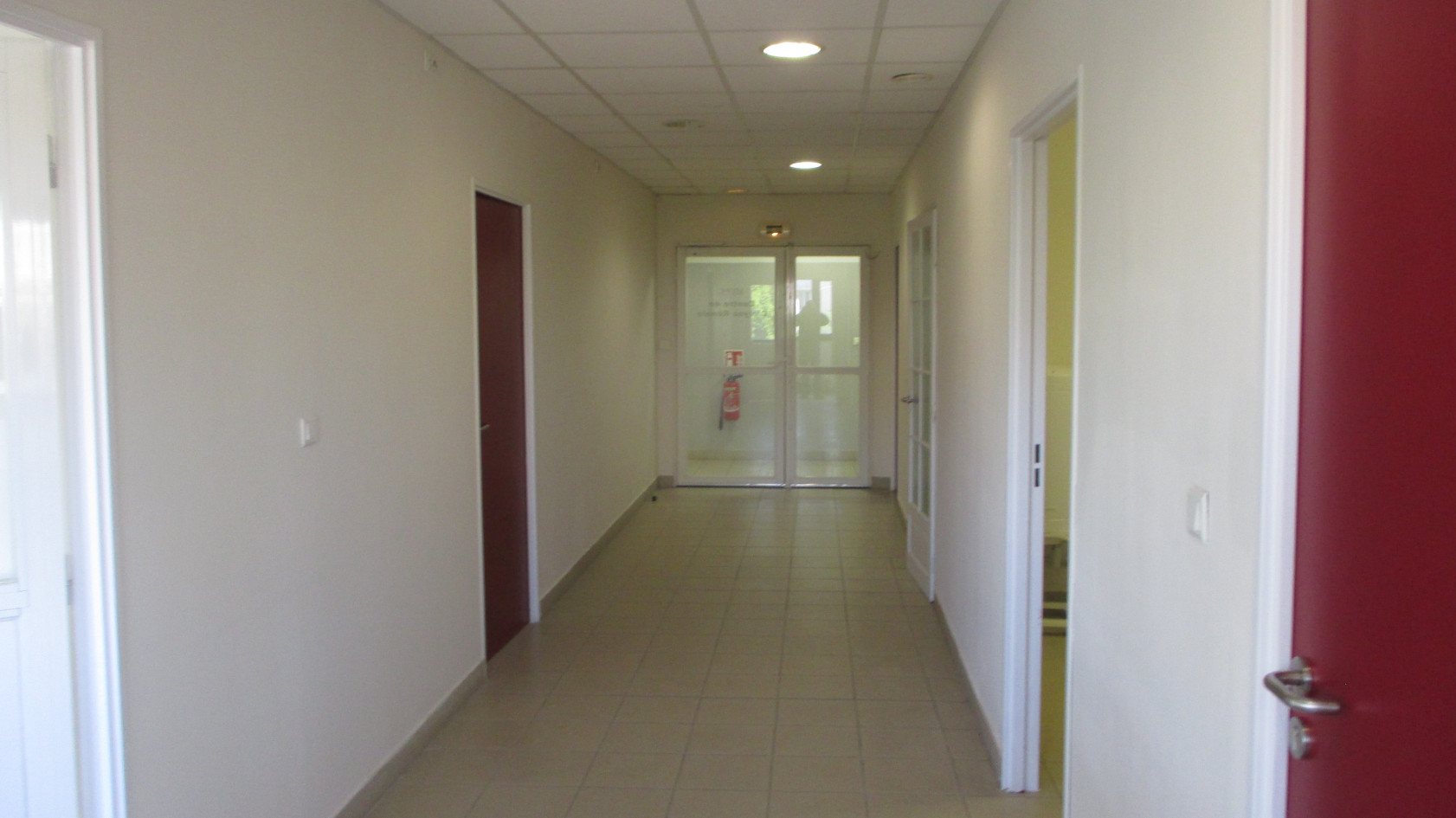 Local commercial, idéal cabinet médical ou laboratoire - 180m2 - Marignane