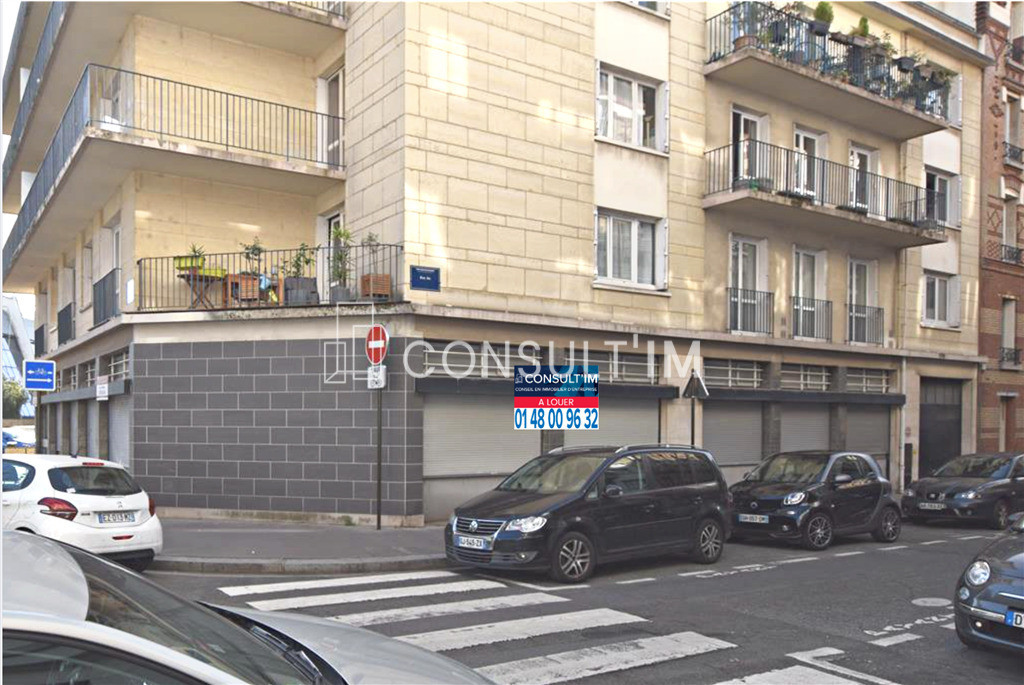 Place du marché à louer boutique d'angle avec linéaire de 22m