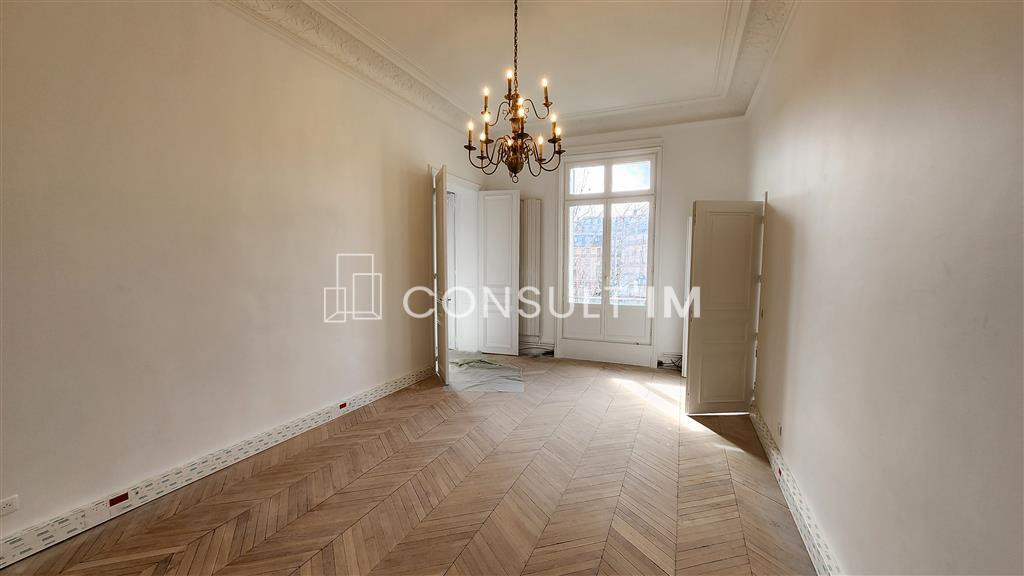 A louer bureaux rénovs dans un très bel immeuble d’angle haussmannien