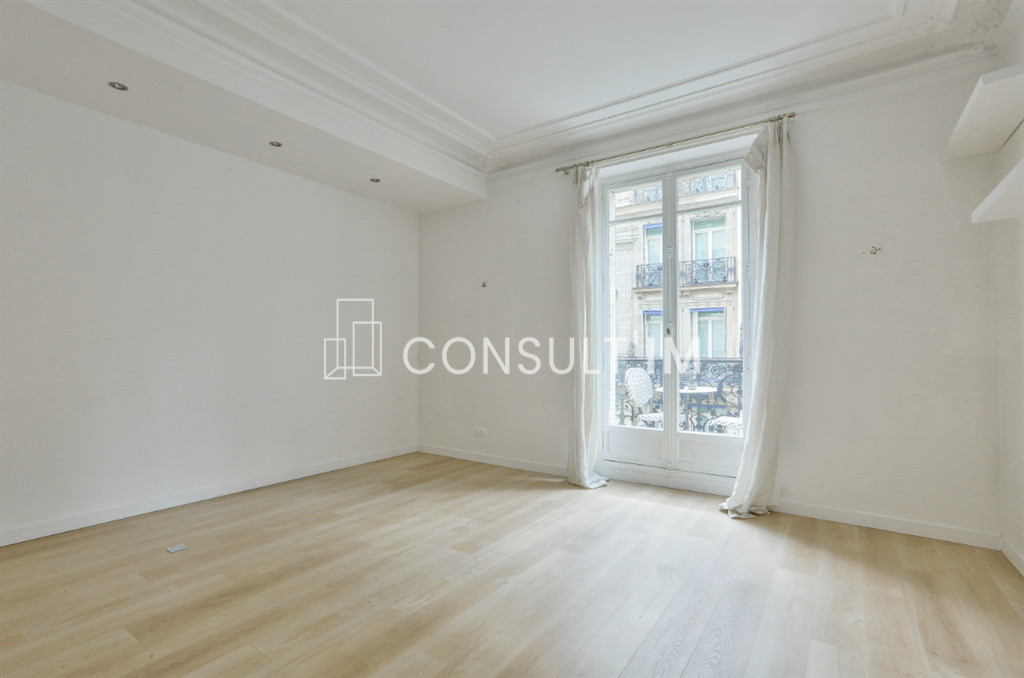 Au coeur du Triangle d'Or, bureaux en très bon état avec parquet moulures et cheminées