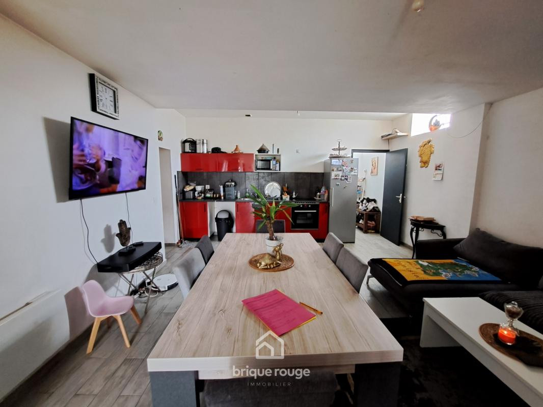 Ensemble Immeuble avec local commercial et deux appartements