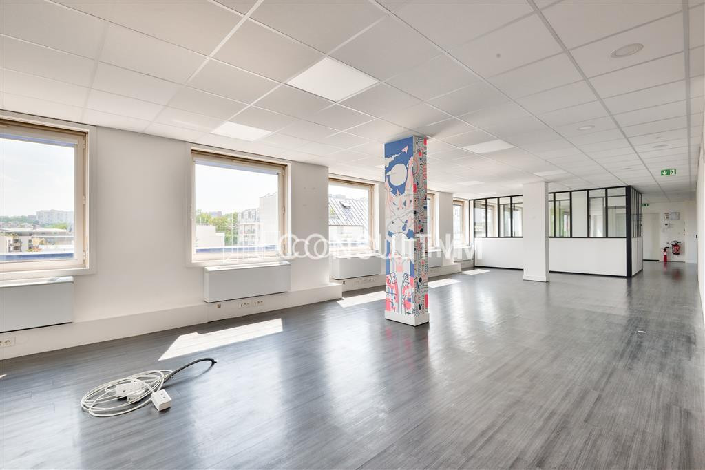A proximité du Pont de Suresnes, à vendre des bureaux de 303m² au 4eme étage
