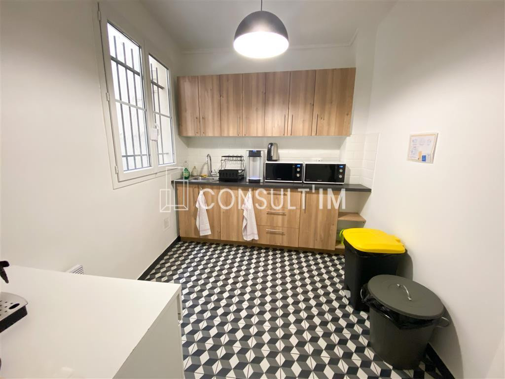 A proximité du Grand Rex, à louer bureaux avec parquet, moulures, cheminées