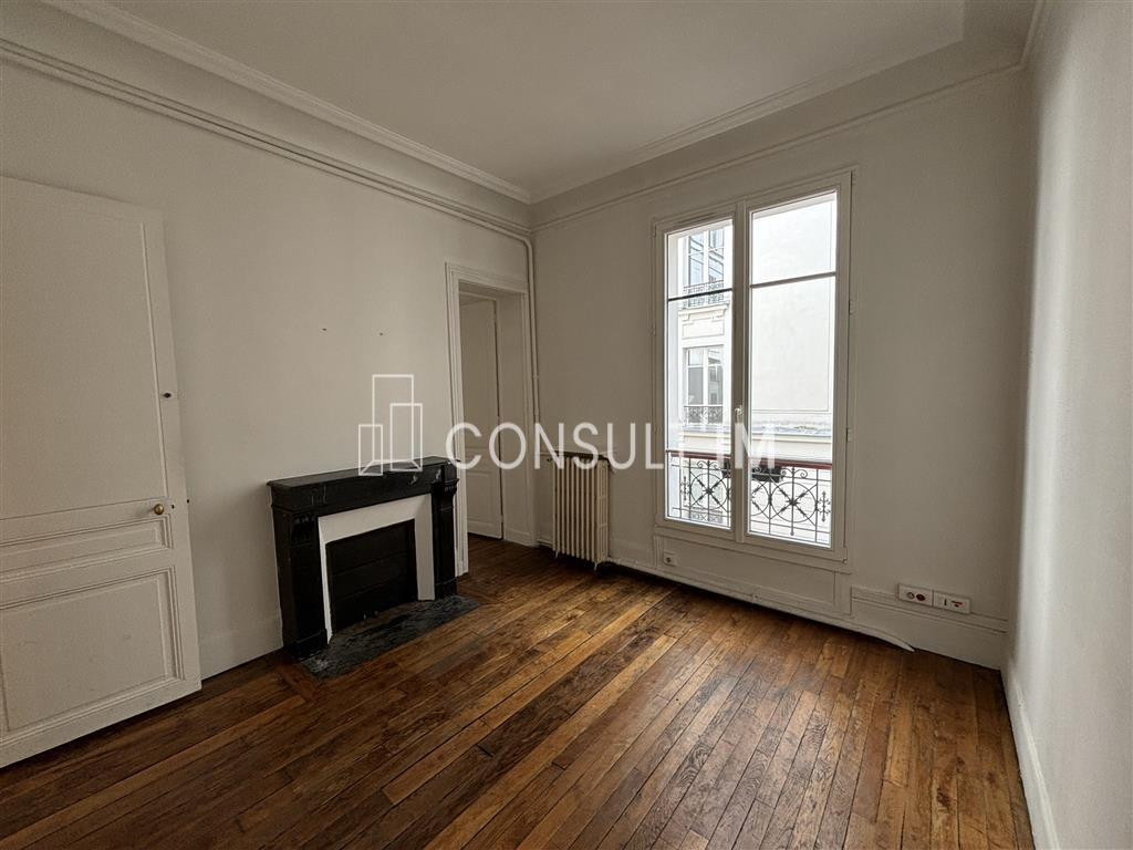 Dans un bel immeuble de standing - balcon filant - vue dégagée sur l'Avenue Foch - locaux lumineux