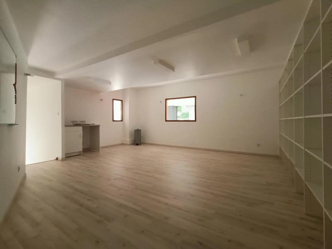 Local Commercial à Louer - 142 m² - Saint Priest 69800Centre