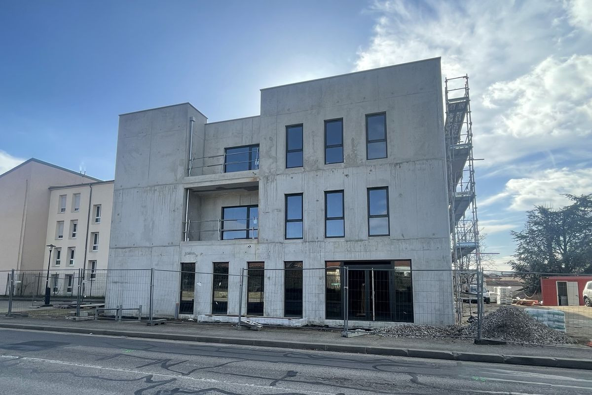 Local commercial spécialisé dans une activité de santé 77 m² à vendre – « Pôle santé » à Mornant