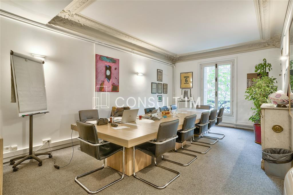 Beaux bureaux  A VENDRE dans un immeuble haussmannien de très bon standing