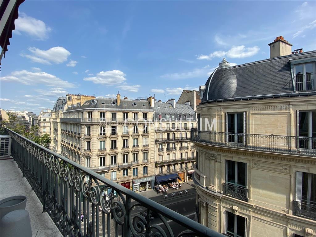 Au pied du métro Saint-Philippe du Roule,  une surface de 25m² à louer