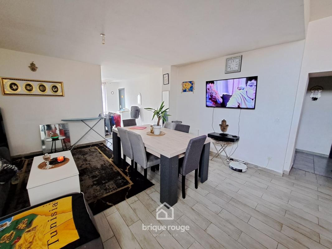 Ensemble Immeuble avec local commercial et deux appartements