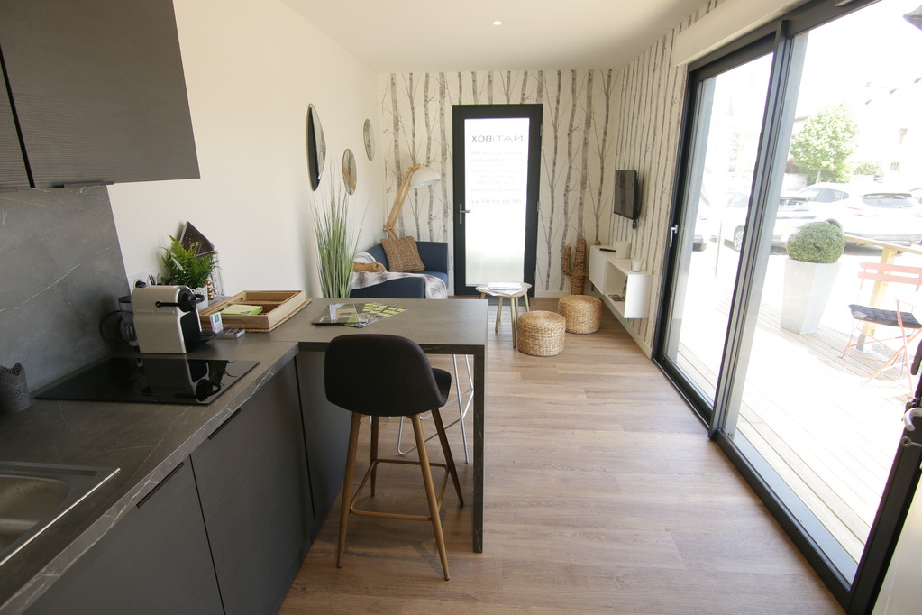 BUREAU/SHOWROOM PÉRONNAS - 20 m² + TERRASSE DE 39 m²