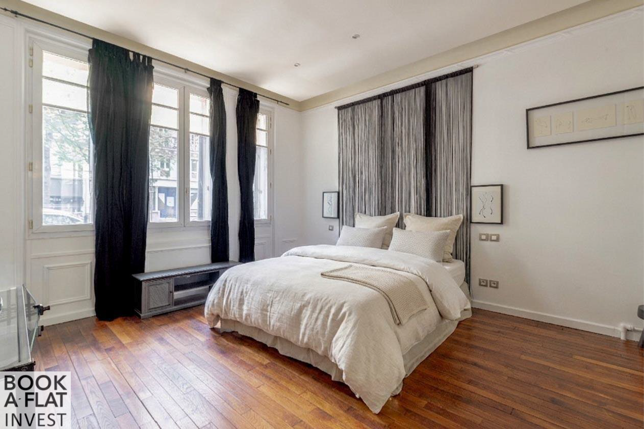 PROCHE TOUR EIFFEL / CHAMP-DE-MARS — Local RDC 65 m², idéal profession libérale