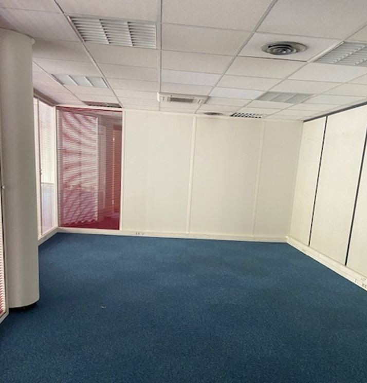 Au pied du métro Mairie d'Issy, ligne 12, 171 m² avec terrasse à louer