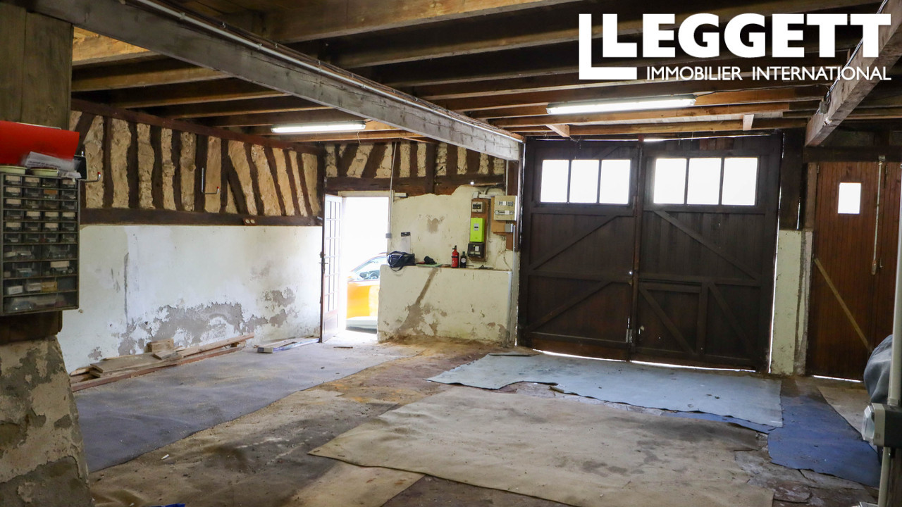 Ancien bâtiment actuellement utilisé come entrepot et  garage - pourrait être rénové