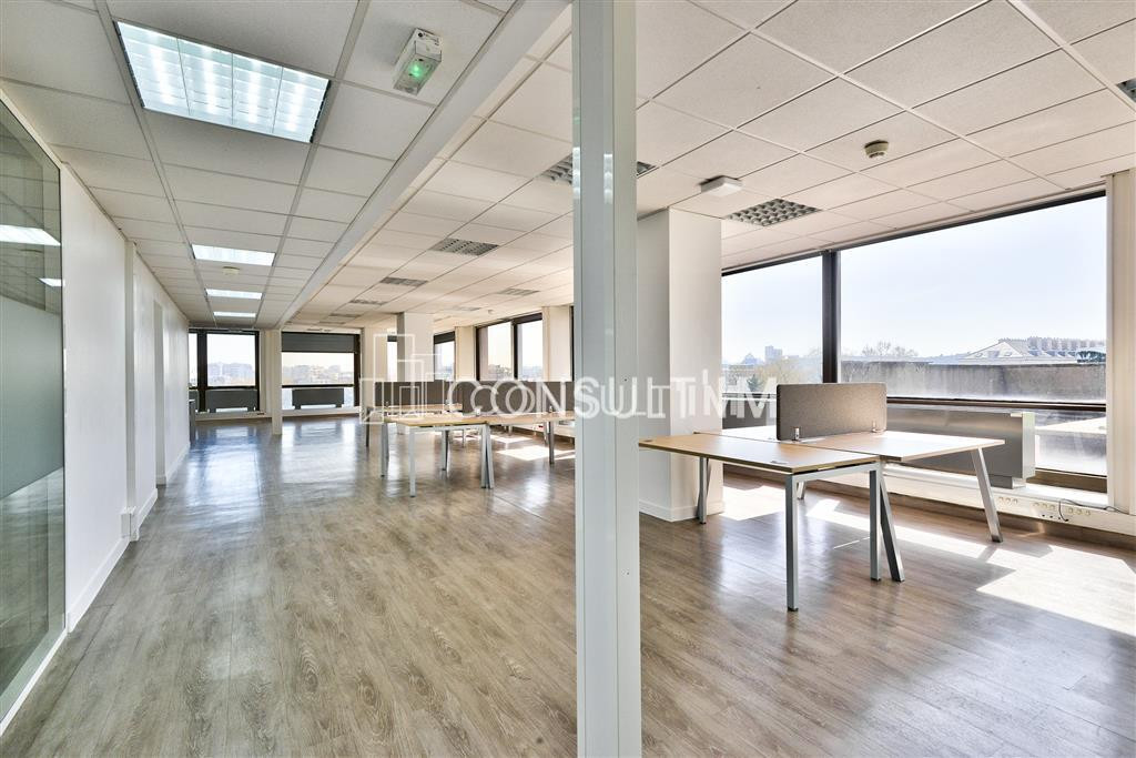 Au pied du Pont de St Cloud, beau plateau lumineux de 447 m² à louer