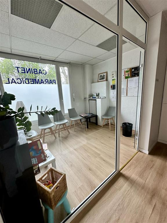 Belle surface A VENDRE  de plain -pied dans un immeuble en pierre agrafée, en excellent état au RDC