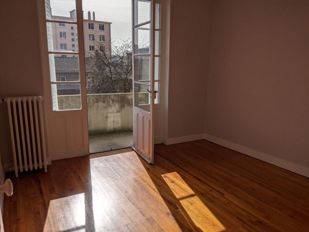 Immeuble de 3 appartements au centre de Condrieu