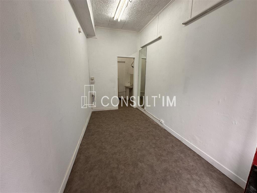 EMétro Nationale, une boutique de 14m² disponible immédiatement en LOCATION PURE