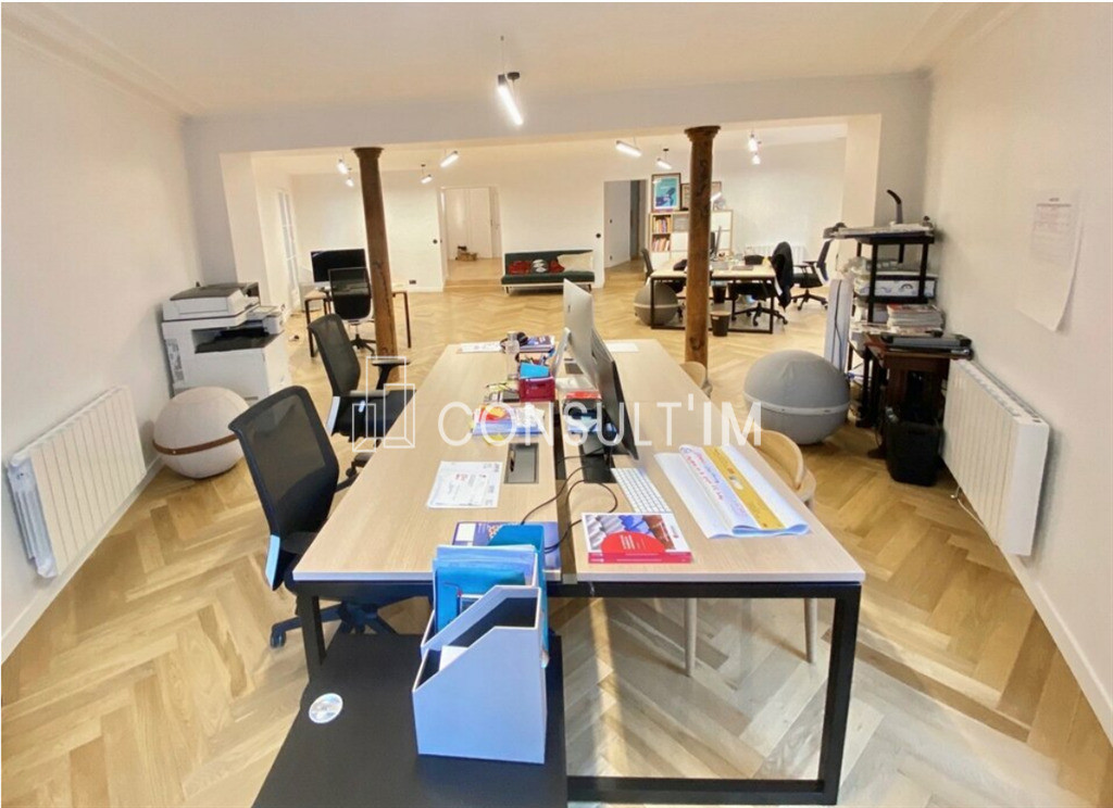 A louer, bureaux entièrement rénovés avec triple exposition