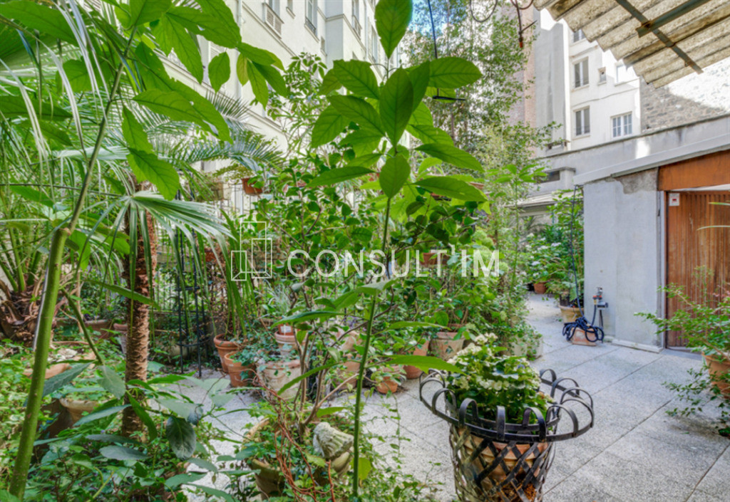 Locaux commerciaux à vendre avec très belle cour privative